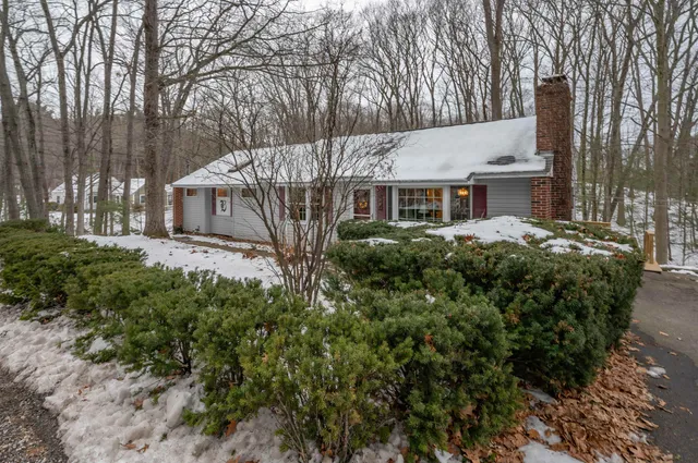 $900,000 | 226 Amesbury Road, Kensington, NH 03833