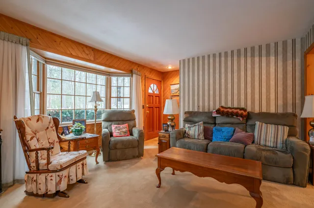 $900,000 | 226 Amesbury Road, Kensington, NH 03833