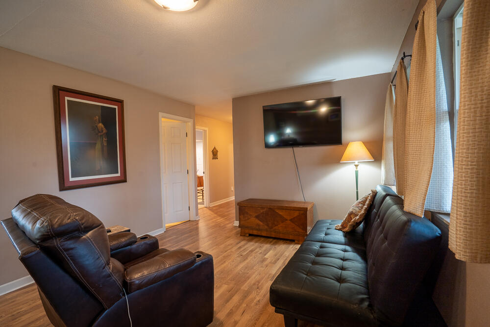 4579 Winnetka Road White City, OR 97503 - Photo 23 of 28 a living room with furniture and a flat screen tv