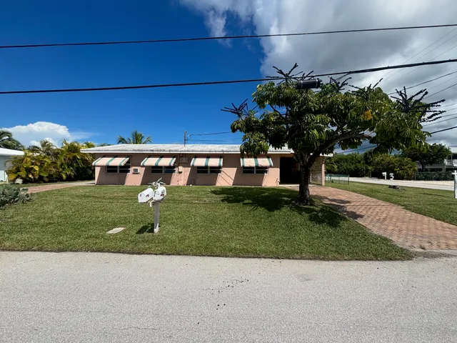 a view of a yard with a house
