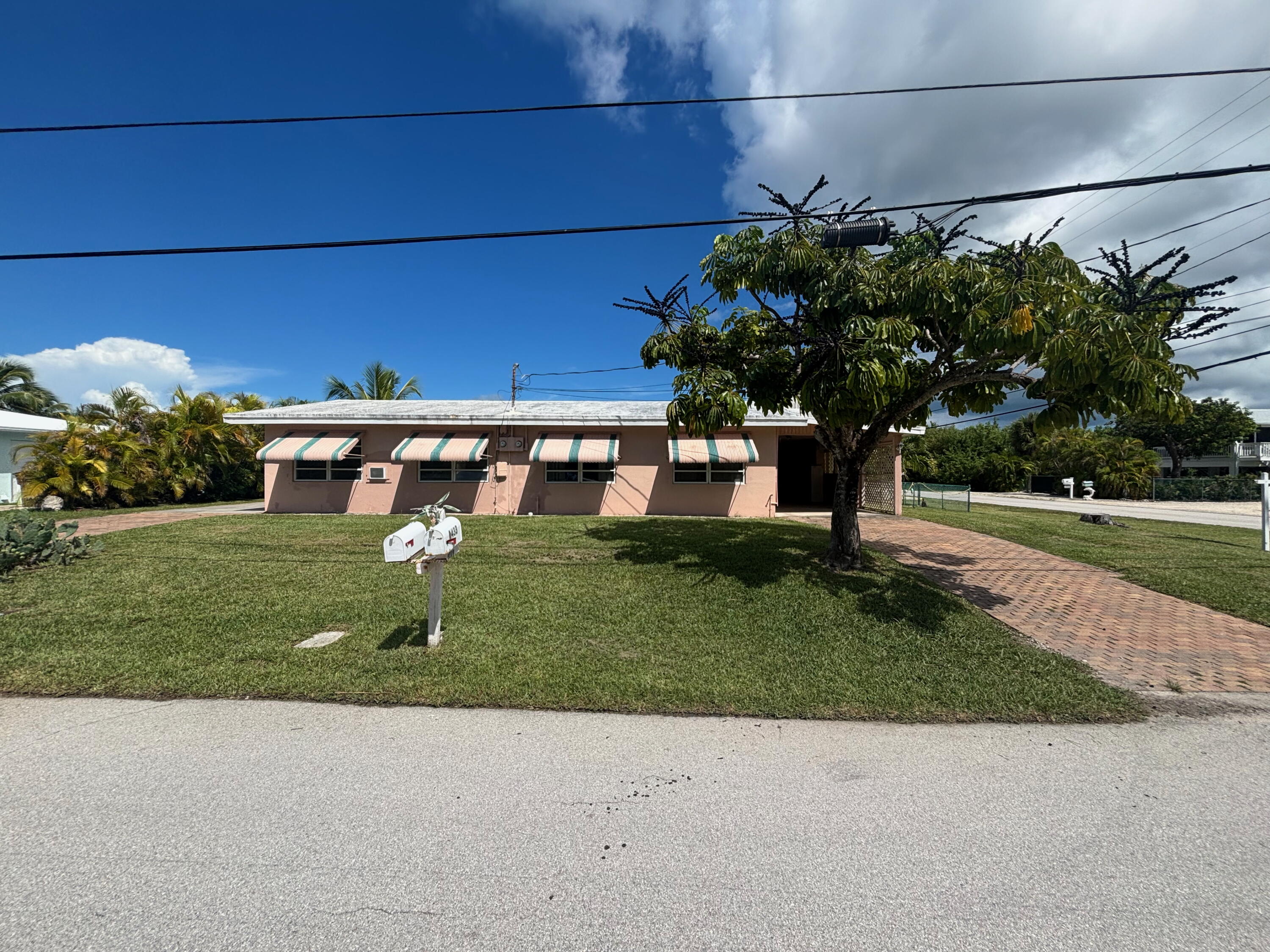 a view of a yard with a house