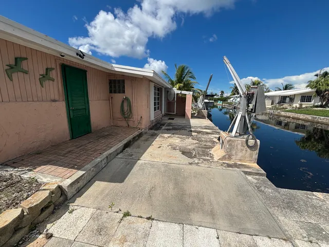 a view of a house with backyard