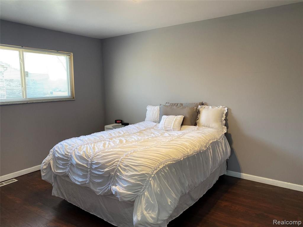 24242 Old Kent Road North Warren, MI 48091 - Photo 10 of 17