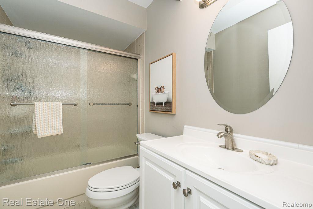 641 Ashley Circle East Rochester, MI 48307 - Photo 13 of 22 Full bath with tub