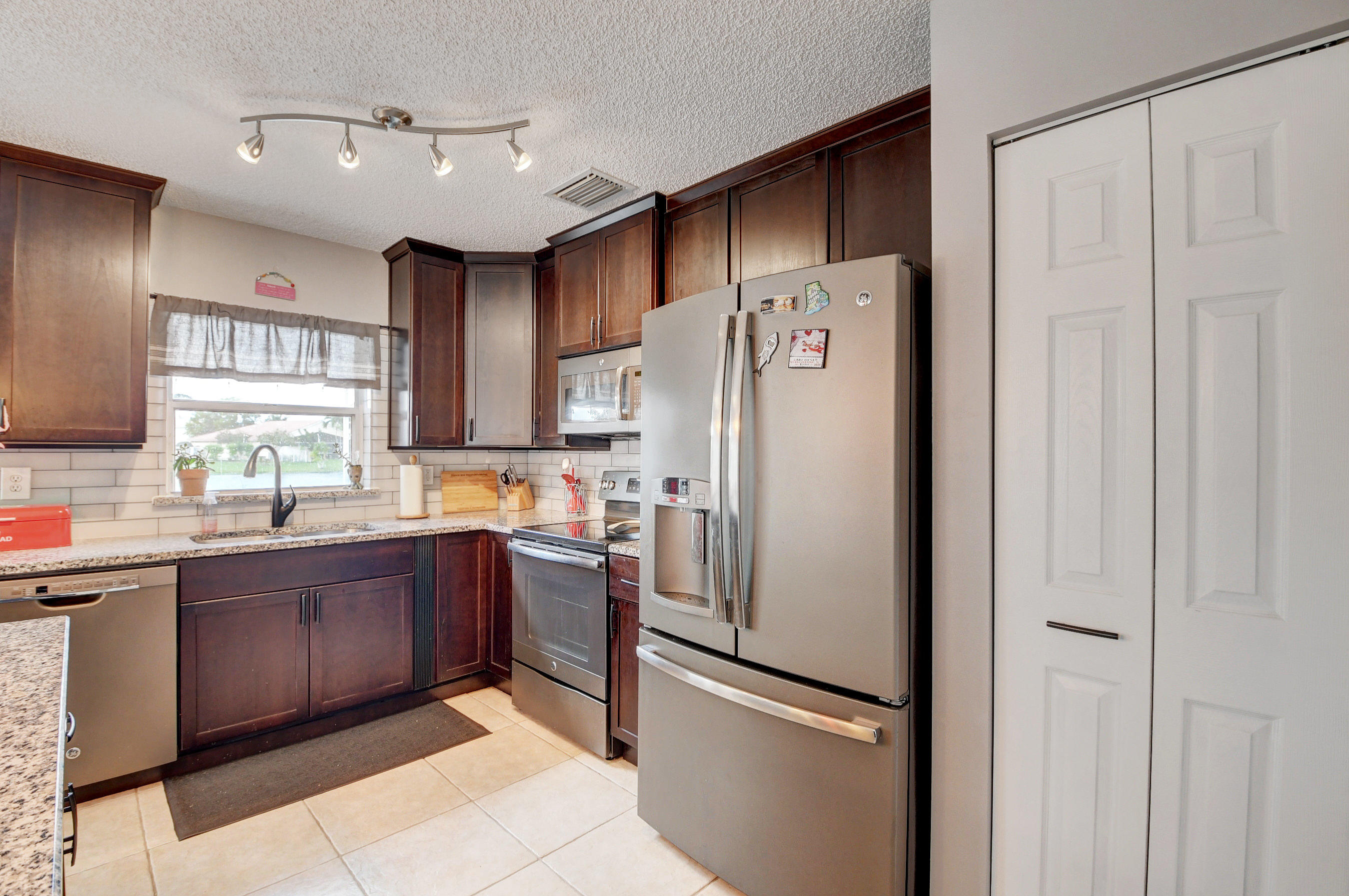 7338 Michigan Isle Road Lake Worth, FL 33467 - Photo 3 of 35 Kitchen