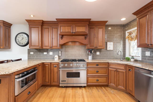 929 Gary Court Wheaton, IL 60187 - Photo 8 of 35