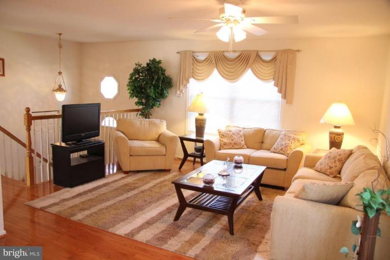 8909 Lennings Lane Rosedale, MD 21237 - Photo 13 of 20 Living Room