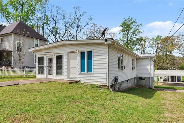 a view of a house with a yard