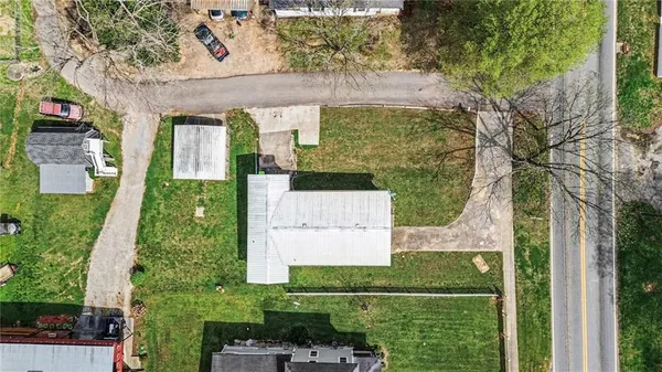 a view of yard with green space