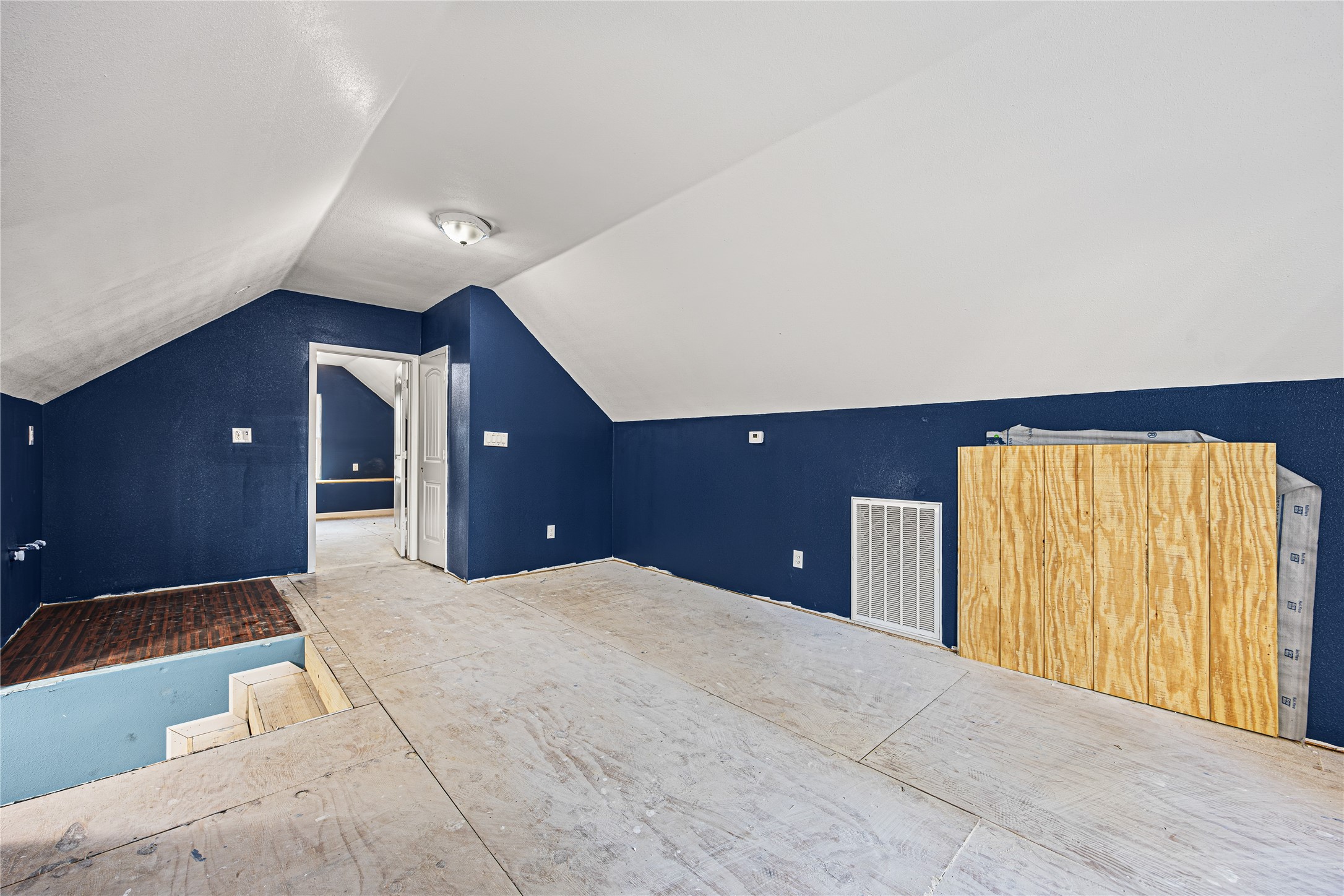 235 Bracewell Cemetery Road Livingston, TX 77351 - Photo 22 of 37 a view of a bedroom with a furniture and lamp