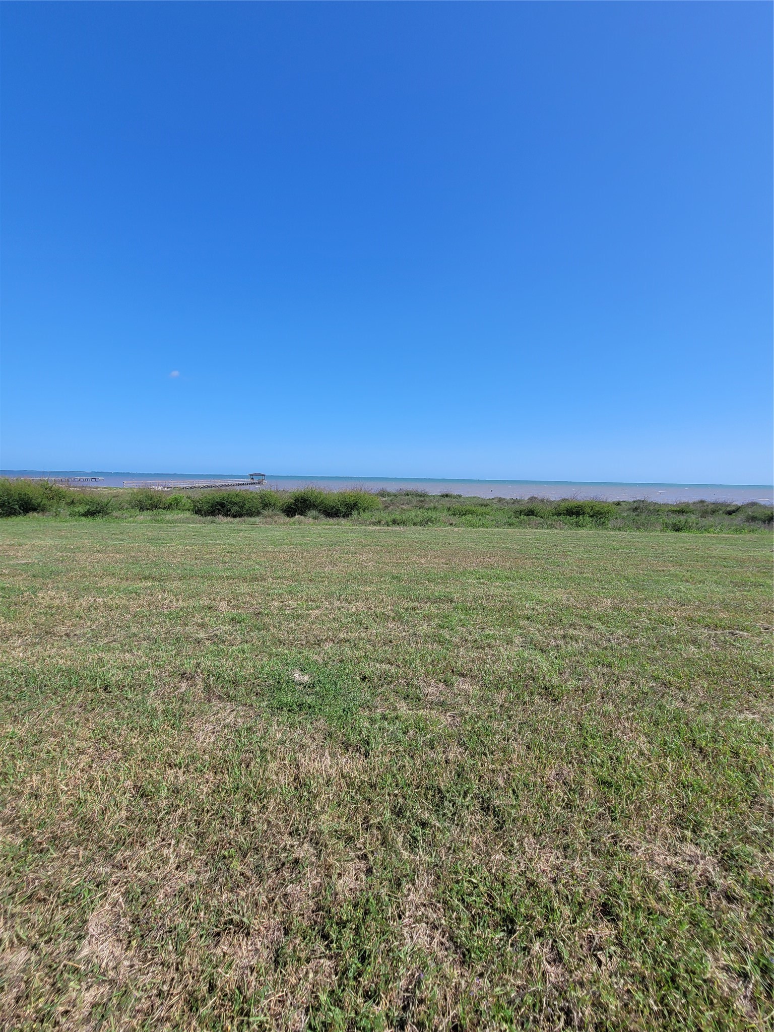 3225 Bay Rdg Drive Palacios, TX 77465 - Photo 8 of 15 a view of an ocean from a yard