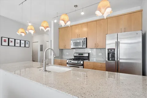 $439,900 | 330 West Grand Avenue, Unit 1707, Chicago, IL 60654