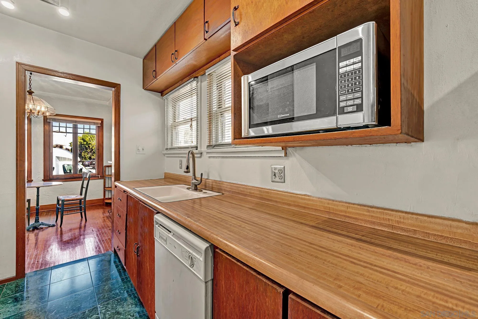 3055 Suncrest Drive San Diego, CA 92116 - Photo 3 of 25