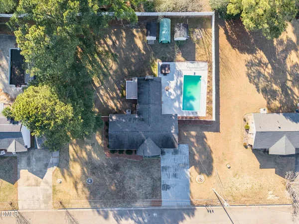 a view of a backyard