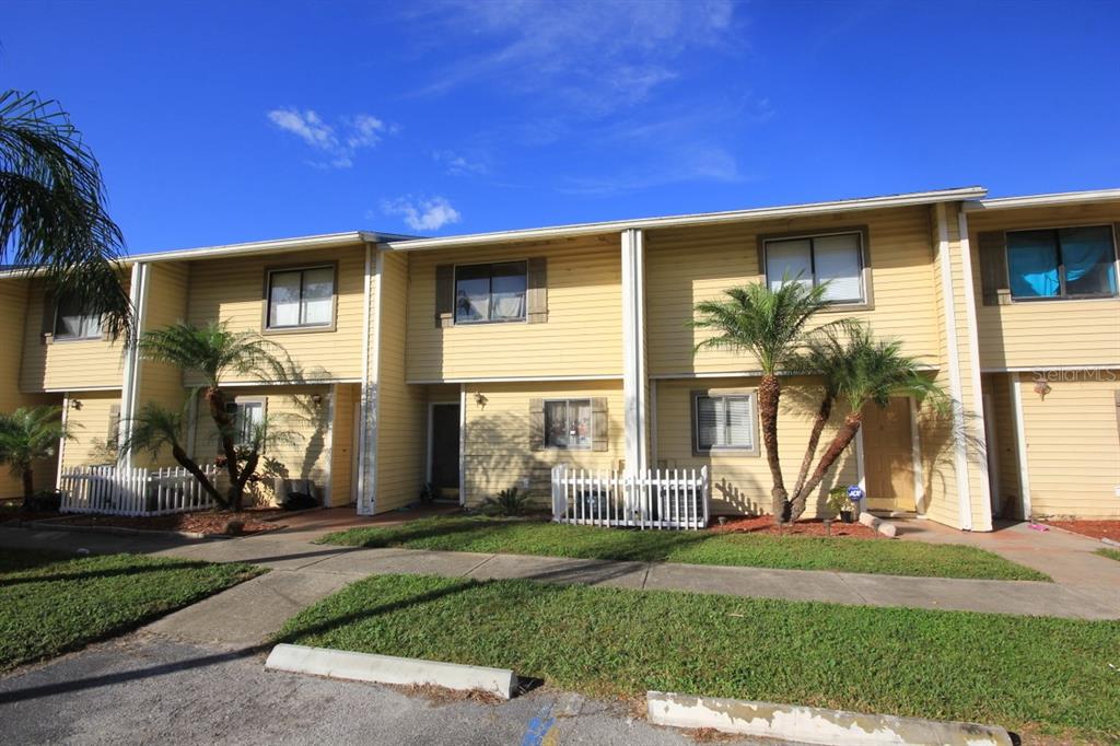 a view of a house with backyard