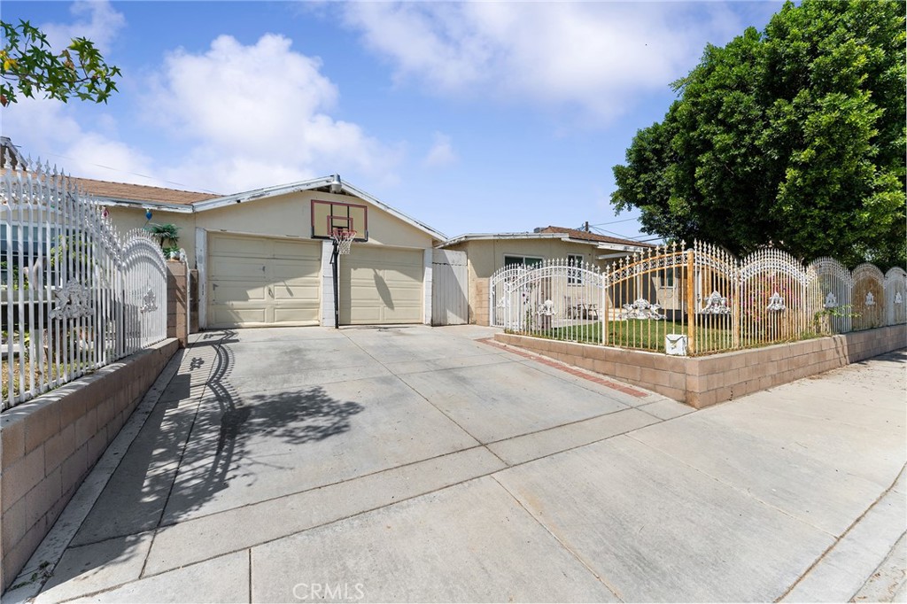491 East C Street Colton, CA 92324 - Photo 4 of 58 a front view of a house with a yard