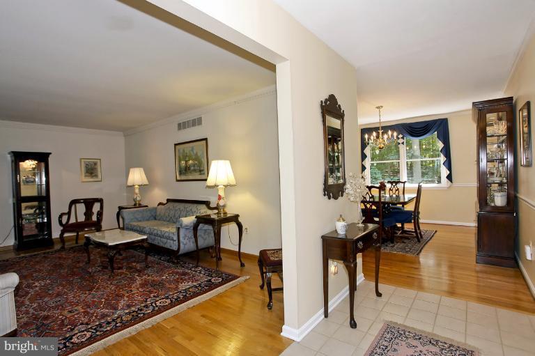617 Trixsam Road Sykesville, MD 21784 - Photo 11 of 20 Foyer/Main Hall