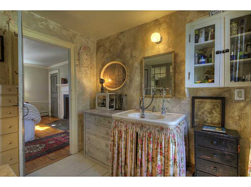 26 Thames Street Newport, RI 02840 - Photo 16 of 23 Bathroom.