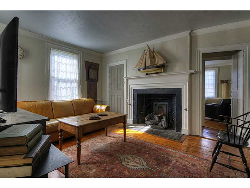 26 Thames Street Newport, RI 02840 - Photo 6 of 23 Living Room.