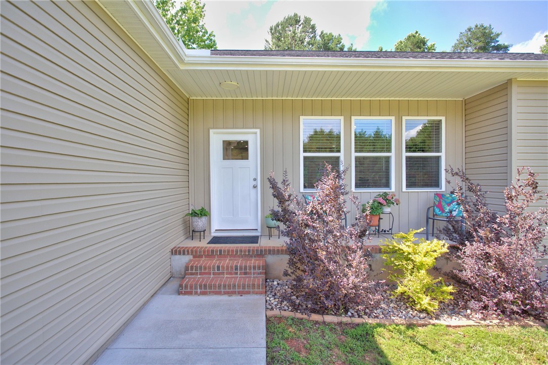 405 Pawnee Drive Walhalla, SC 29691 - Photo 27 of 36 A welcoming front entry with brick steps, flanked by vibrant landscaping and inviting front porch.