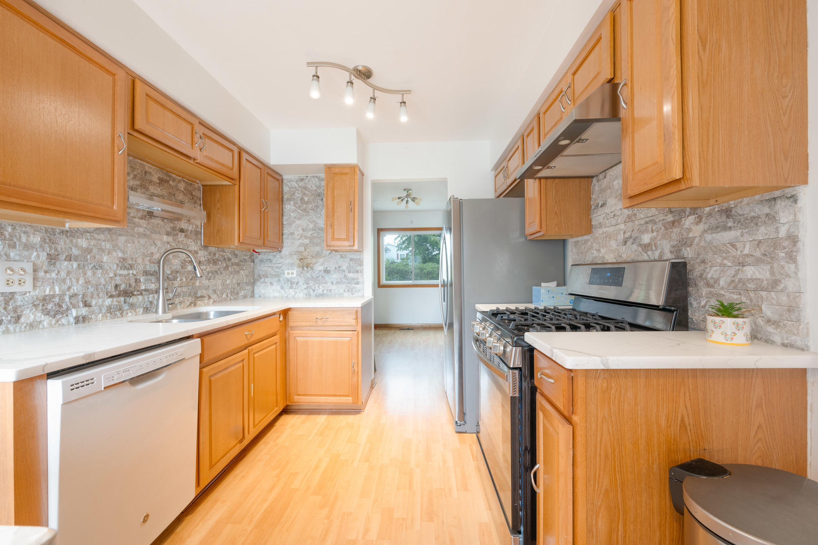 1625 Coloma Place Wheaton, IL 60189 - Photo 4 of 14