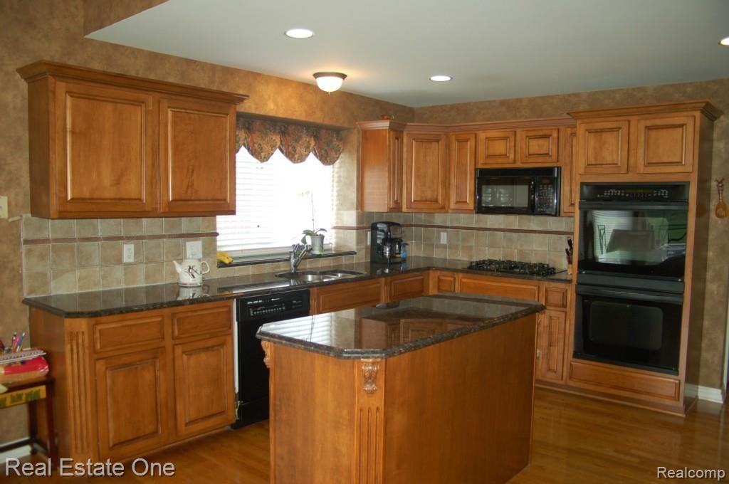 1409 Tulberry Circle Rochester, MI 48306 - Photo 11 of 29 KITCHEN 1.jpg