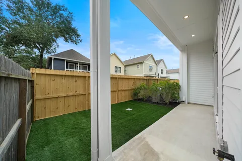 a view of an house with backyard and garden