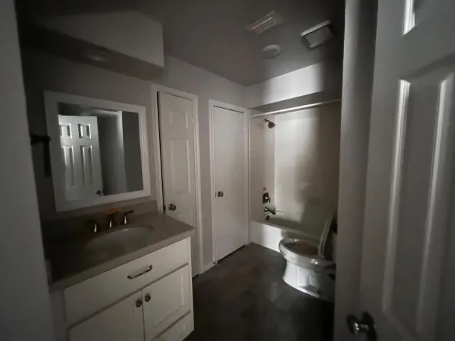 a view of livingroom with furniture