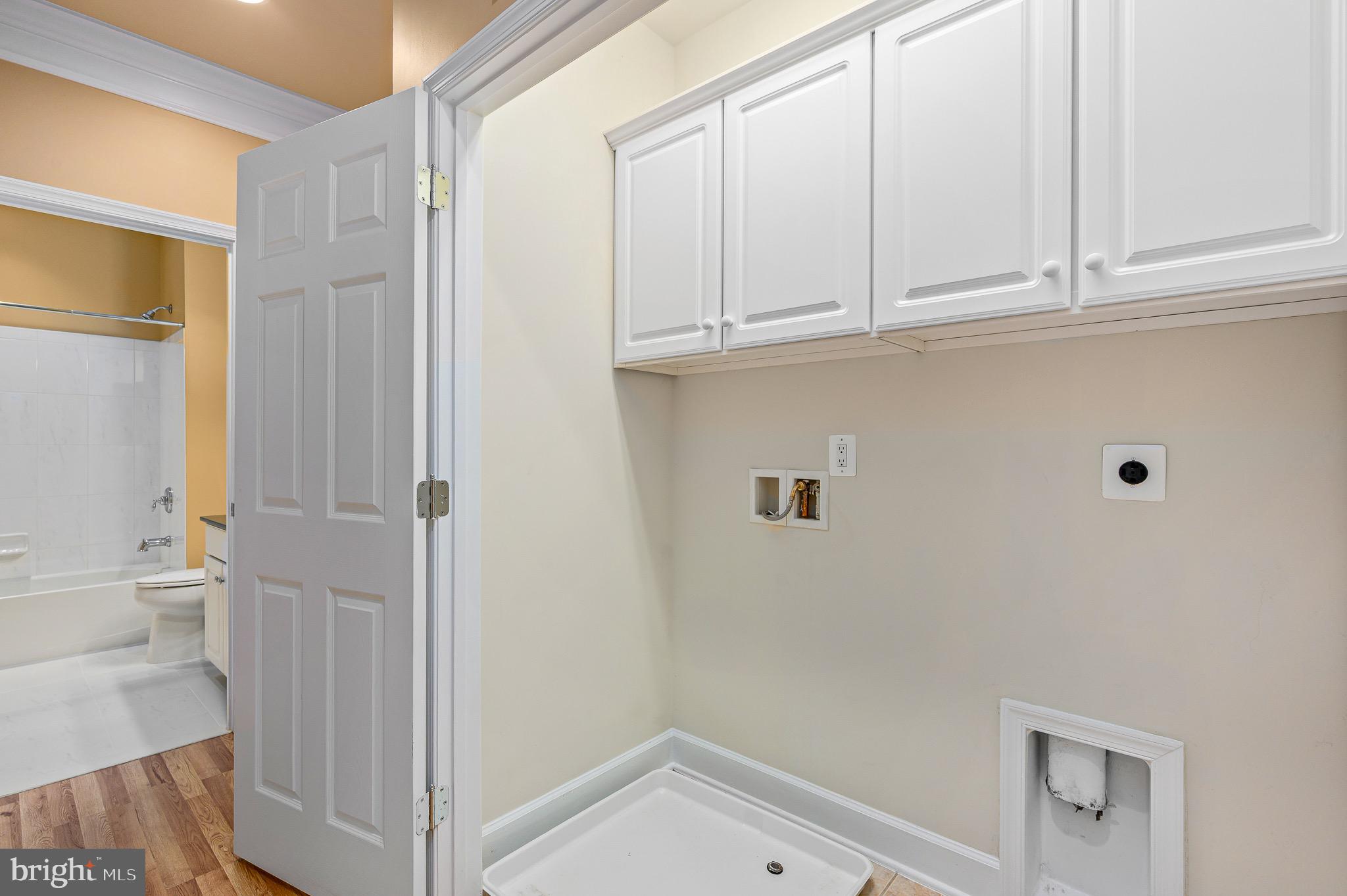 44422 Sunset Maple Drive Ashburn, VA 20147 - Photo 34 of 40 a bathroom with a bathtub