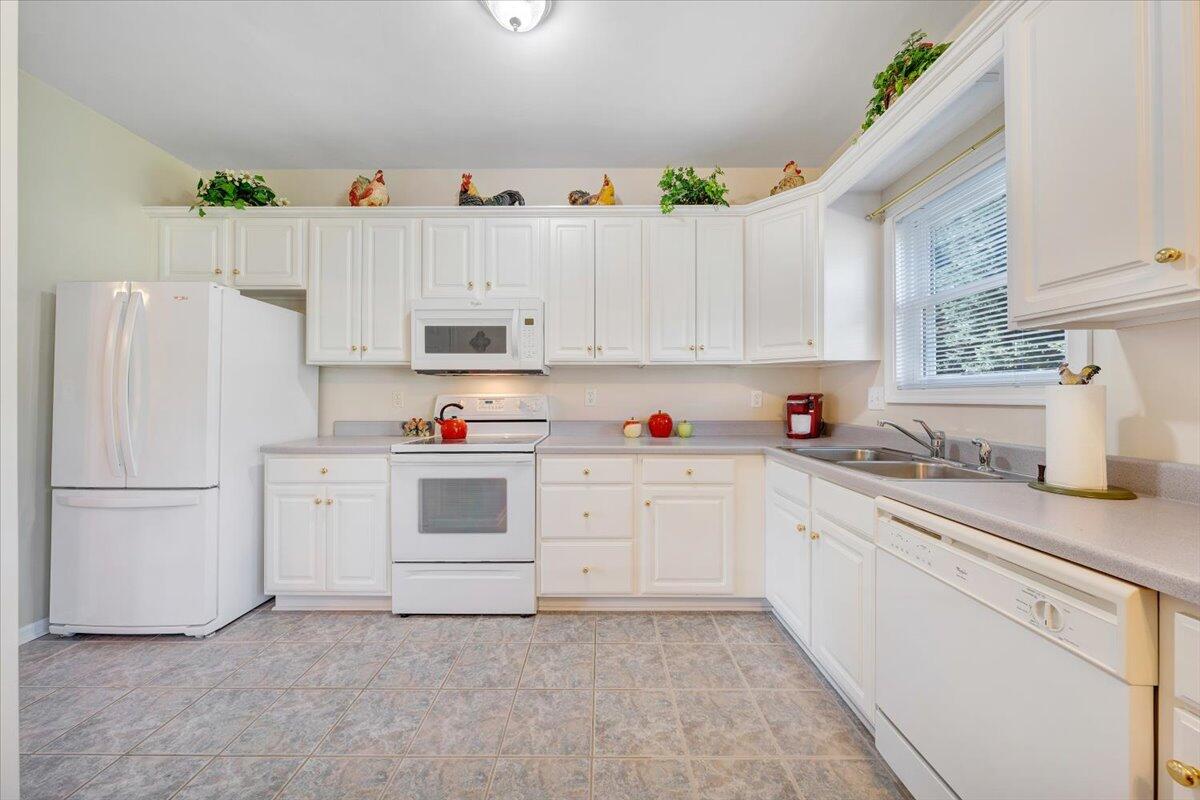 1927 South Clearing Road Salem, VA 24153 - Photo 8 of 16 Kitchen