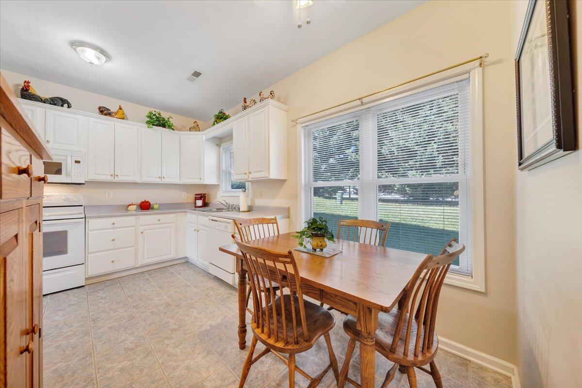 1927 South Clearing Road Salem, VA 24153 - Photo 9 of 16 Kitchen & Dining