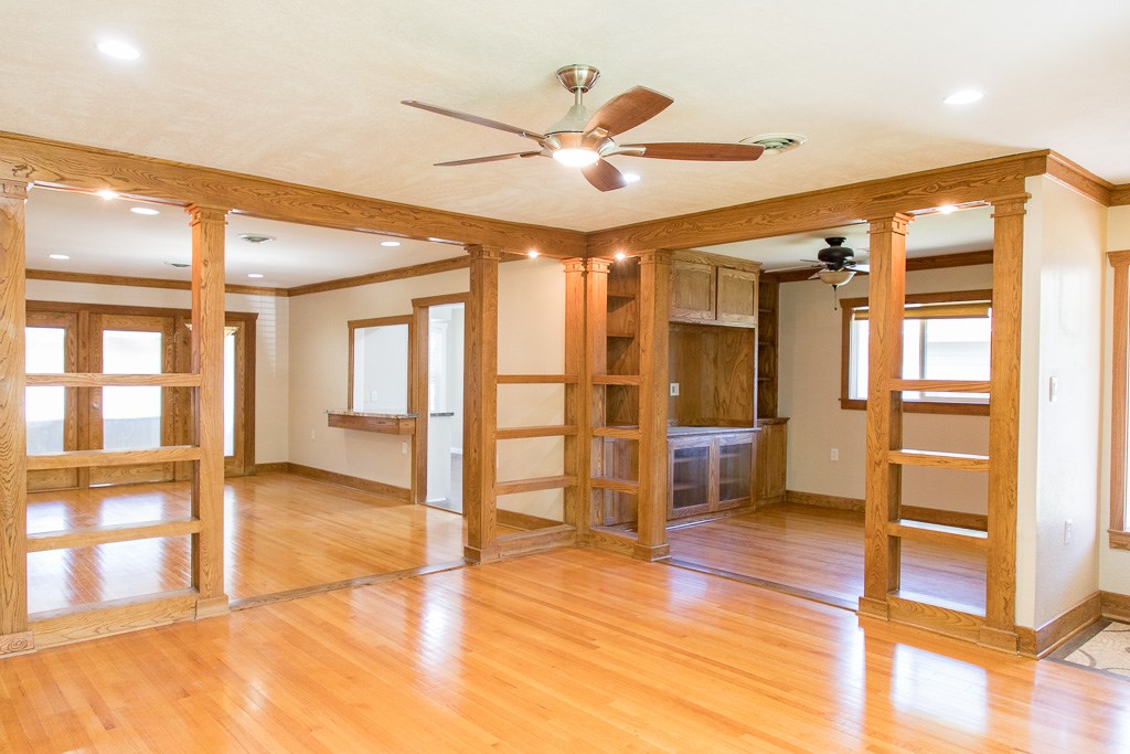 a view of a livingroom with a ceiling fan