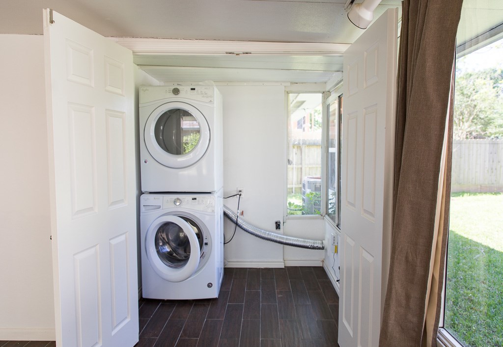 9010 Linkmeadow Lane Houston, TX 77025 - Photo 24 of 39 a view of a bedroom with washer and dryer