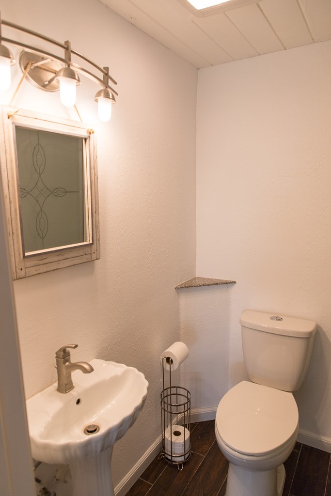 9010 Linkmeadow Lane Houston, TX 77025 - Photo 35 of 39 a bathroom with a toilet a sink and mirror