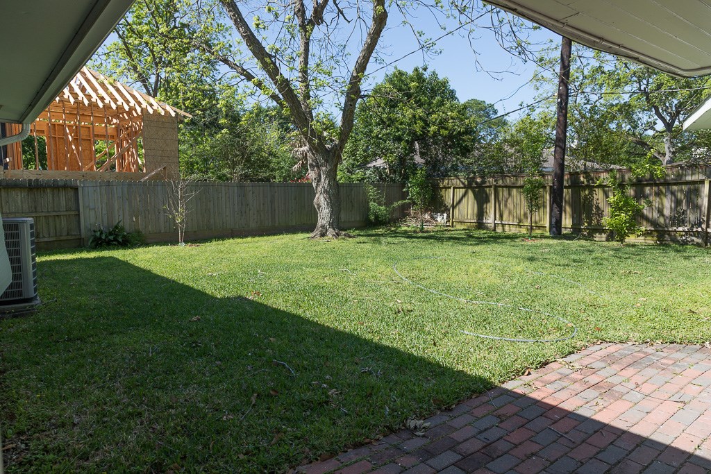 9010 Linkmeadow Lane Houston, TX 77025 - Photo 37 of 39 a backyard of a house with lots of green space