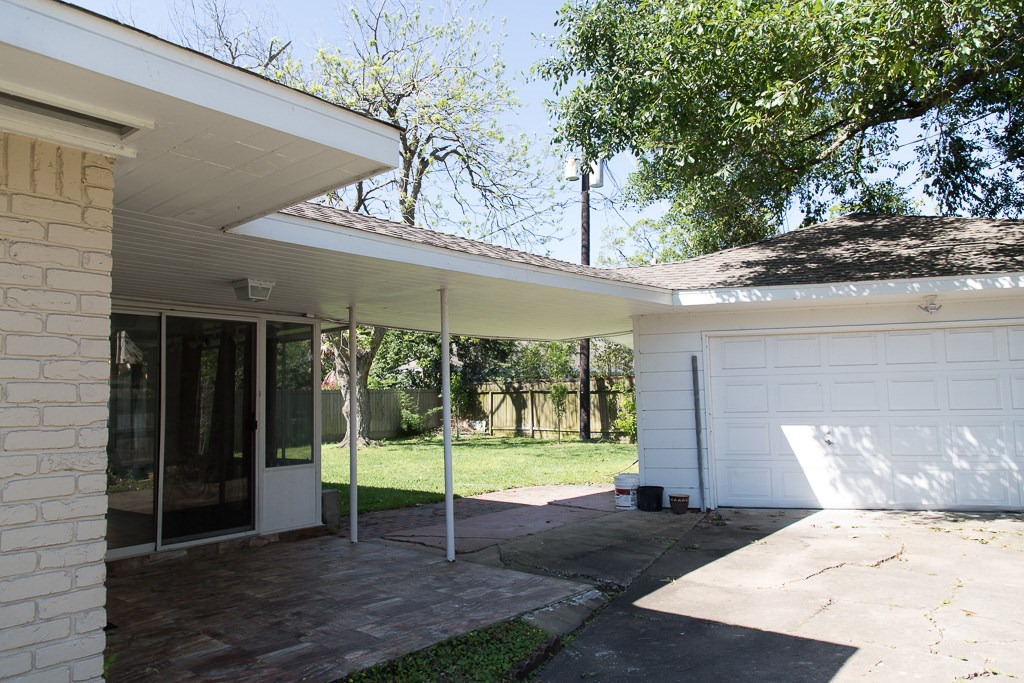 9010 Linkmeadow Lane Houston, TX 77025 - Photo 38 of 39 a view of a patio with a table and chairs