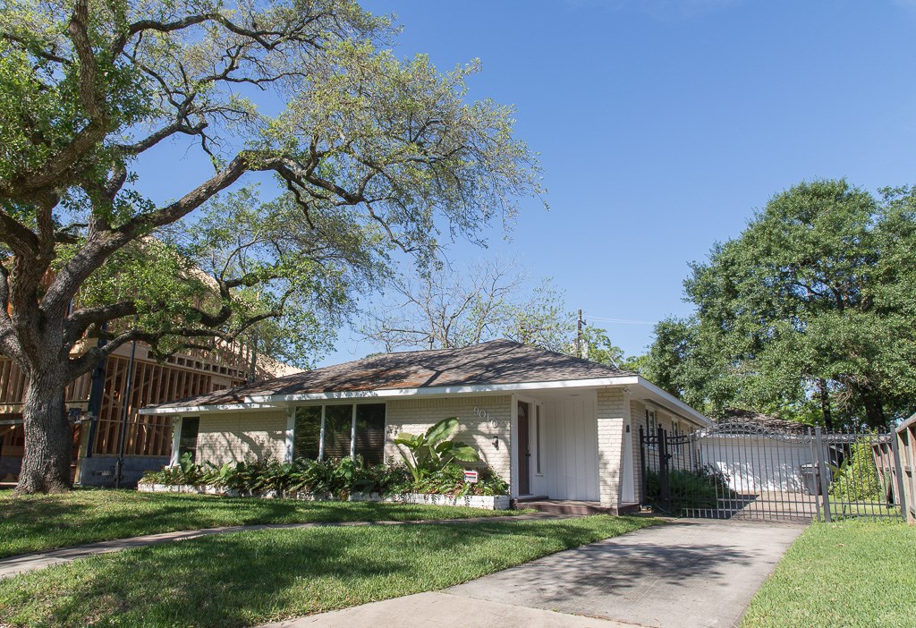 9010 Linkmeadow Lane Houston, TX 77025 - Photo 6 of 39 a front view of house with yard and green space