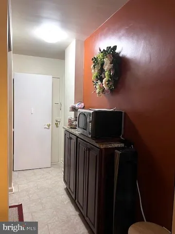 a view of entryway with elevator