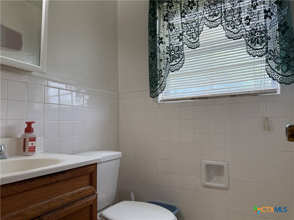 411 Cardinal Avenue Killeen, TX 76541 - Photo 13 of 14 a bathroom with a sink a toilet and vanity