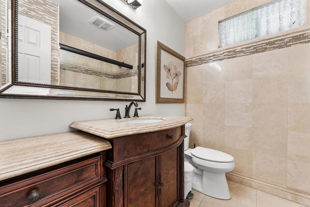 370 Spanish Spur Fallbrook, CA 92028 - Photo 31 of 51 Guest Bathroom