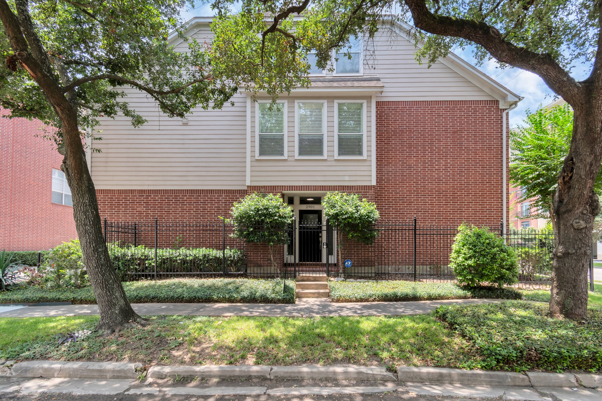 2901 West Dallas Street Houston, TX 77019 - Photo 2 of 39 a front view of a house with garden