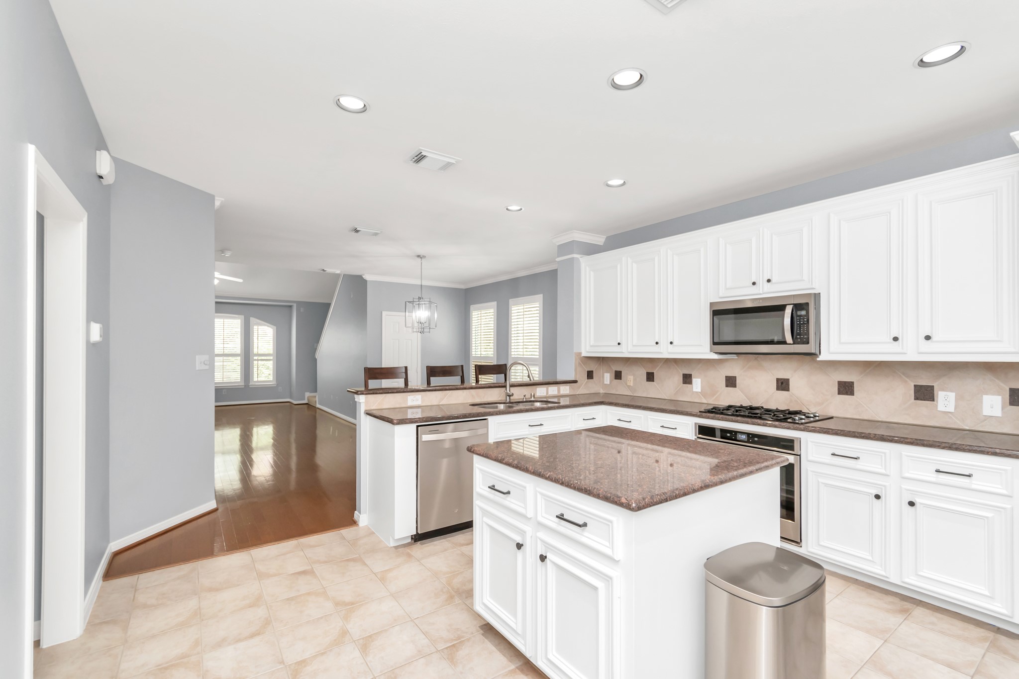 2901 West Dallas Street Houston, TX 77019 - Photo 24 of 39 a kitchen with granite countertop a sink stove and refrigerator