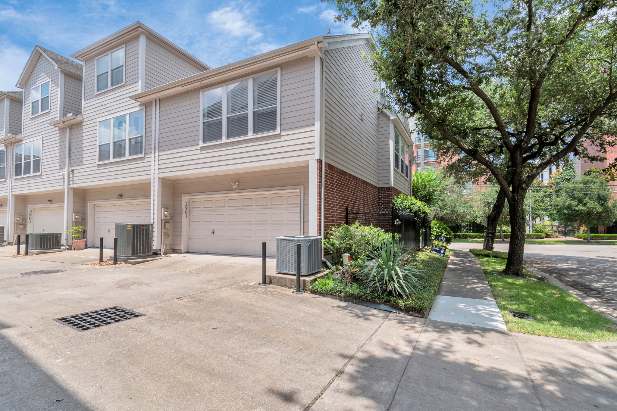 2901 West Dallas Street Houston, TX 77019 - Photo 37 of 39 a front view of a house with garden and trees