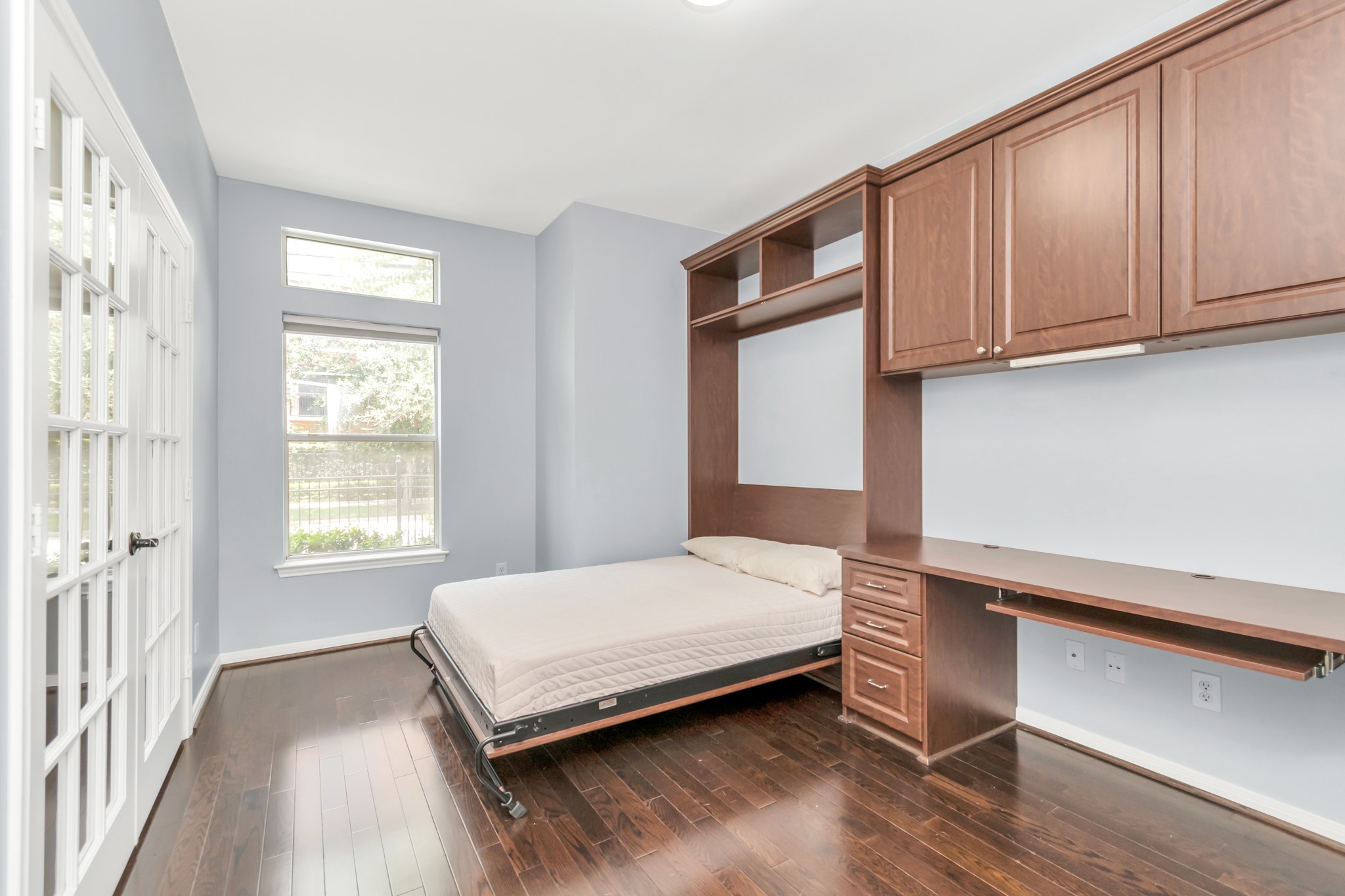 2901 West Dallas Street Houston, TX 77019 - Photo 5 of 39 a bedroom with a bed and window