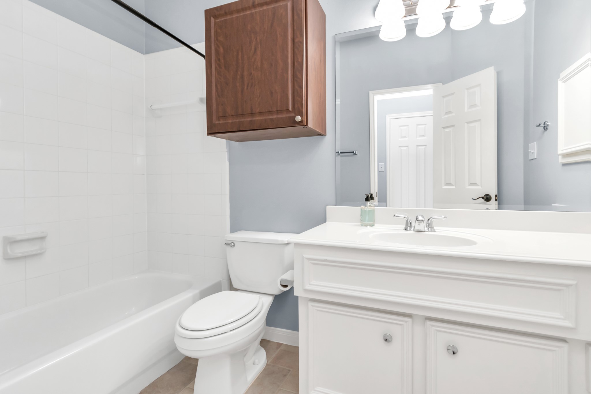2901 West Dallas Street Houston, TX 77019 - Photo 7 of 39 a bathroom with a sink a toilet and bathtub