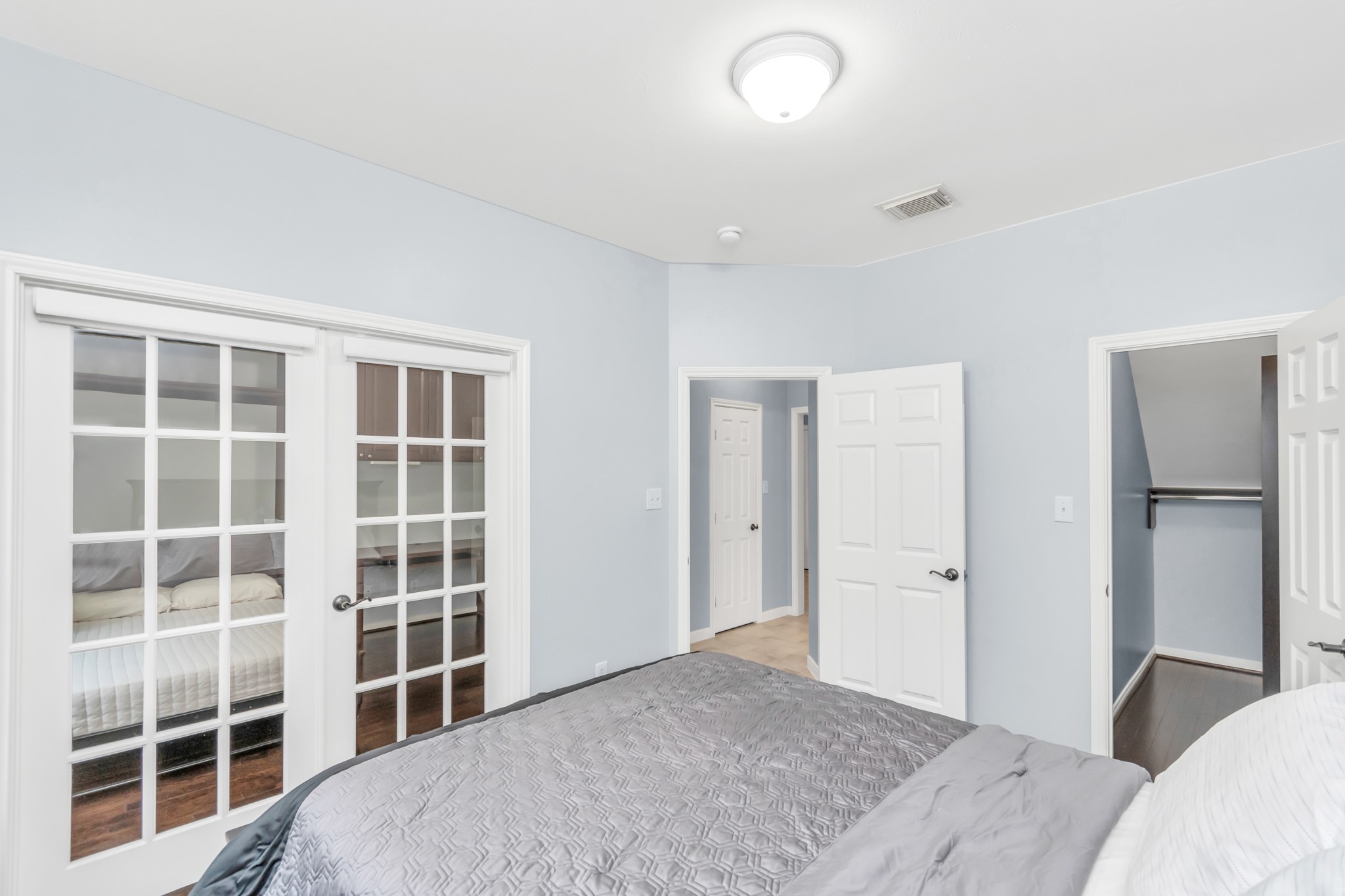 2901 West Dallas Street Houston, TX 77019 - Photo 9 of 39 a bedroom with a bed and a window