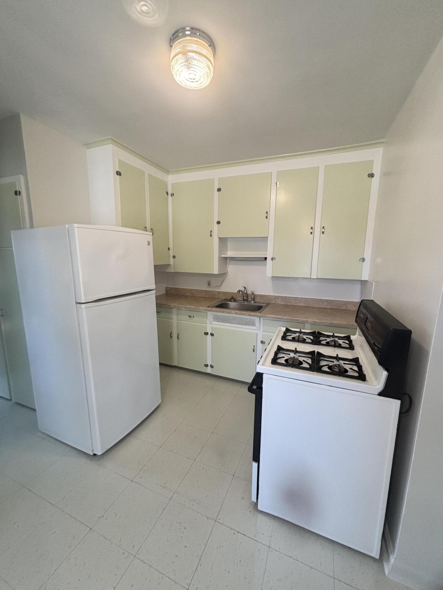 142 North Riverview Drive, Unit 4 Kalamazoo, MI 49004 - Photo 8 of 13 IMG_3127