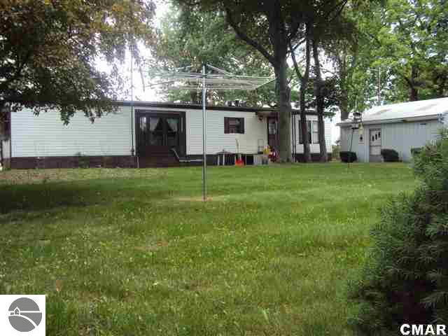 8820 South Federal Road Shepherd, MI 48883 - Photo 4 of 18 1767525-3.JPG