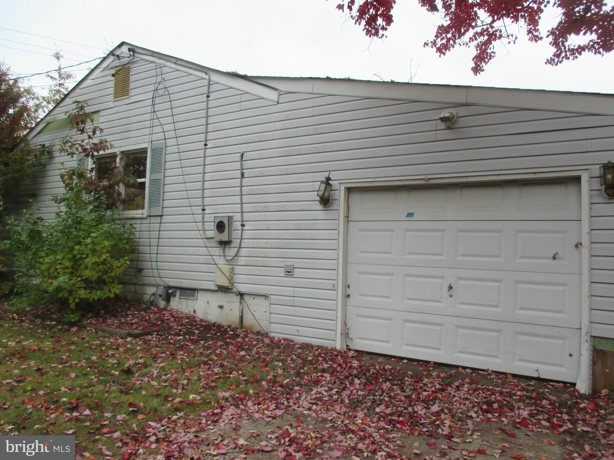 540 Londontown Road Edgewater, MD 21037 - Photo 3 of 14 a small white building with a white roof