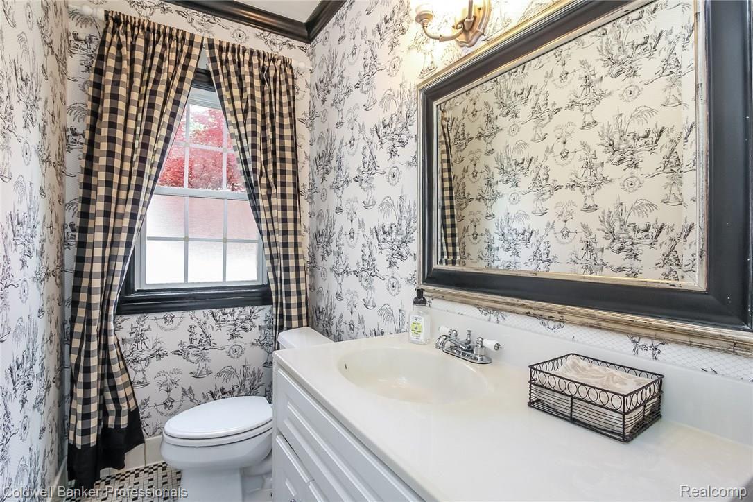 316 Merriweather Road Grosse Pointe, MI 48236 - Photo 16 of 46 019-Powder_Room-5853486-medium.jpg